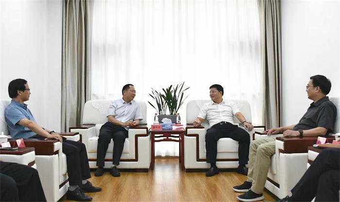 刘春文会见赣南医学院党委委员、副校长兼赣南医学院第一附属医院党委书记黄瑞忠一行