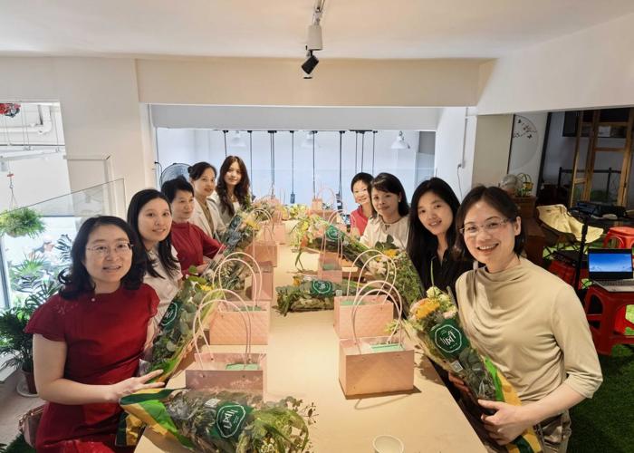 消毒供应中心双节插花活动:以花传情致敬天使与母爱